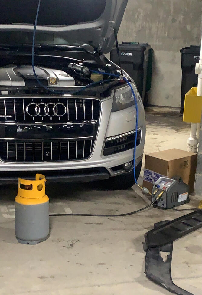 Full AC overhaul with system flush on an Audi Q7. I’m no stranger to automotive HVAC. Here you see me using my refrigerant recovery machine which prevents harmful gases being vented into our atmosphere. This is the proper way.